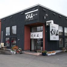 外には並んでいないけど、店内は満席