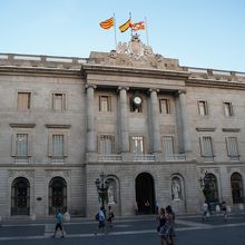 カタルーニャ旗だけでなく、スペイン国旗も掲げられている