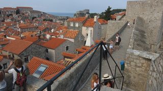 オレンジの屋根、海。