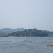 船から【来島】を臨む