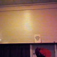 閉まってやがる！