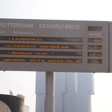 行先と時刻が電光掲示されてます。