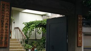 山門と本堂の雰囲気がずいぶん違う