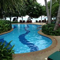 プールはちょっと小さめ。積極的に入りたいレベルではない。