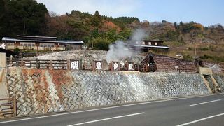 硫黄泉たちこめる温泉街です