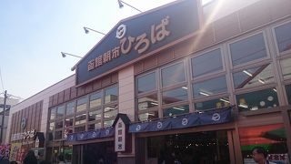 かなりの人で賑わっています