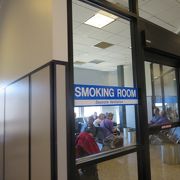 なんと喫煙所が空港内に