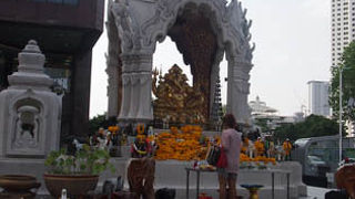 伊勢丹前のパワースポット