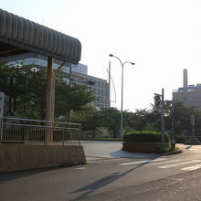 左手前が地下鉄名古屋港駅、正面の建物がハーバーロッジなごや