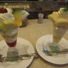 千疋屋スペシャルパフェ＆桃パフェ