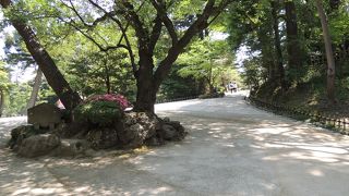 広い出入り口の坂