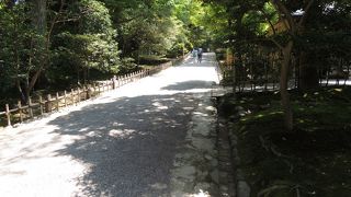 霞ヶ池に向かう緩やかな坂