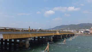 今は普通の道路橋ですが、側面が木の橋の意匠で目立ちます。