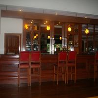 フロント脇のバー(ここでは、蚊に食われるので要注意)