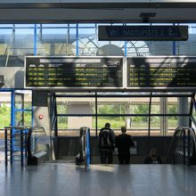 ベンチが数個ある程度の駅構内