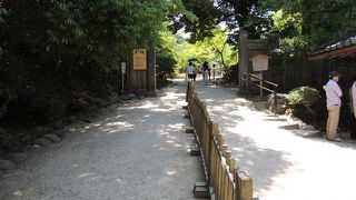 金沢城の石川橋を渡ってすぐにある