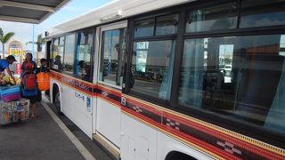 2015年８月離島ターミナルから石垣空港まで初めて乗りました。離島ターミナルのバス停は、ターミナルから見て一番左の端っこです。