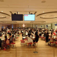 カップヌードルファクトリー、常に満席状態