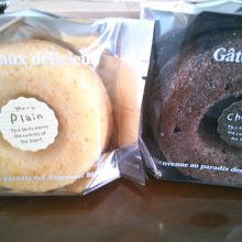 プレーンとチョコのドーナツ