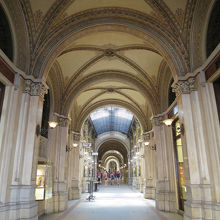 外から来ると、突然、世界が変わったような錯覚に陥ります