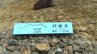 春先はまだ雪が残ってます