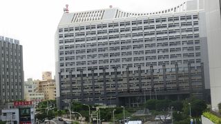 豪華な県庁舎の下の公園で休憩。