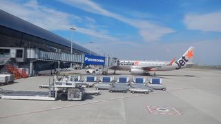 【2015年8月】電車利用で国内線を利用する場合、チェックインカウンター・出発・到着ロビーがすべて２階なので便利です。