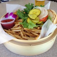 プールサイドのパキニバーでランチ