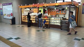 駅構内にあります。