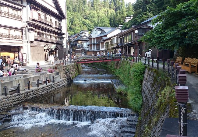 左の河岸に見えているのが足湯