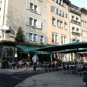 サン・ピエール大聖堂裏の広場にあるカフェ