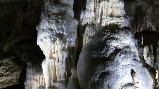 トロッコ列車を降りるとそこは地下宮殿？