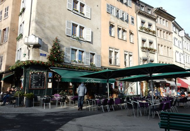 サン・ピエール大聖堂裏の広場にあるカフェ