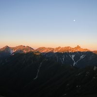 小屋の前から見た槍・穂高のモルゲンロート