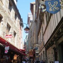 混雑した土産物屋通り