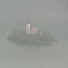 ブレッド城からの眺め。生憎の雨です。