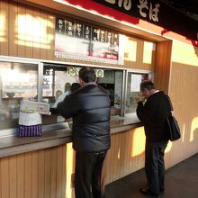 出し汁の良い香りがホームに漂ってます