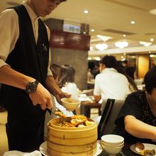 蟹おこわは写真撮影タイムの後、店員さんがサーブしてくれます