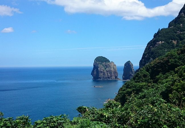 海上にあるでかい岩