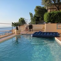 プールは冷たいですがきれいです。