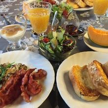 ボリュームたっぷりの朝食