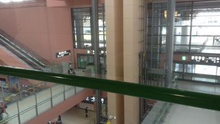 薬屋や100円均一ショップも