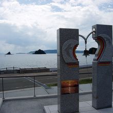 縁結びの鐘と夫婦島です。