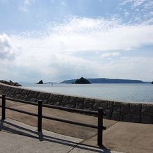 日本海に浮かぶ夫婦島です。