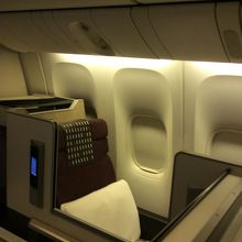 パティーション上げたら全く個室になる窓側席