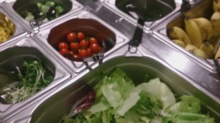サラダバーの補充が間に合わない