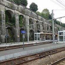 ホームから見える巨大な遺跡