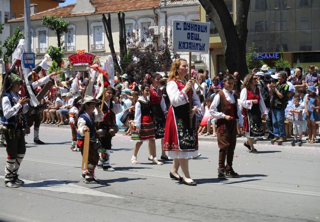 ブルガリアは薔薇の国として知られていますが、最大の産地カザンラクで「ダマスクローズ」の花摘み時期に行われる薔薇の収穫のお祭りです。