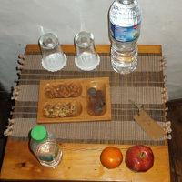 手前のりんごとミカンと緑のボトルは私物です