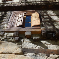 石造りの壁に木枠の窓。窓の細工も凝ってます。